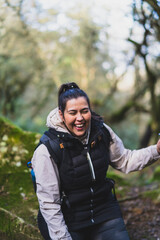 Chica guapa de senderismo con palo de caminar