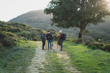 Tres hombres hablando y haciendo foto sen camino de ruta verde por el pico del aljibe en malaga © MiguelAngelJunquera