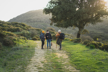 Tres hombres hablando y haciendo foto sen camino de ruta verde por el pico del aljibe en malaga