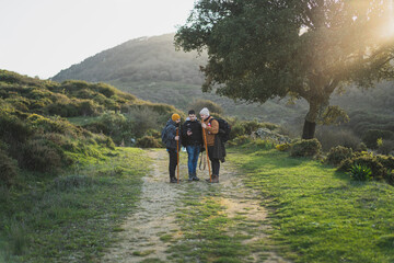 Tres hombres hablando y haciendo foto sen camino de ruta verde por el pico del aljibe en malaga © MiguelAngelJunquera