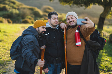 Tres hombres hablando y haciendo foto sen camino de ruta verde por el pico del aljibe en malaga © MiguelAngelJunquera