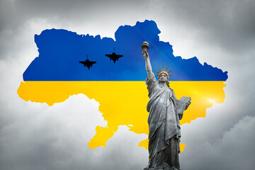 Une carte de l'ukraine et son drapeau avec un symbole de liberté - obrazy, fototapety, plakaty