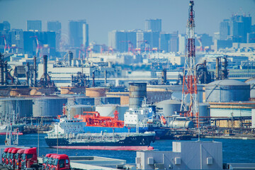 京浜工業地帯と東京のビル群