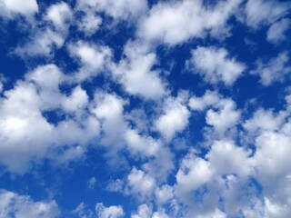 Obraz premium White clouds and a blue sky.