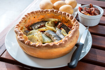 Deliziosa panada sarda, tipica torta salata ripiena con anguille, patate e pomodori secchi, Cucina Sarda, Cibo Italiano 