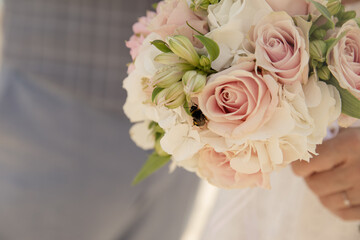Hochzeit Brautstrauß weiße und pinke Rosen