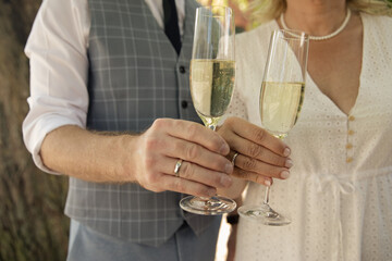 Ehepaar beim Sektempfang mit Eheringen Hand