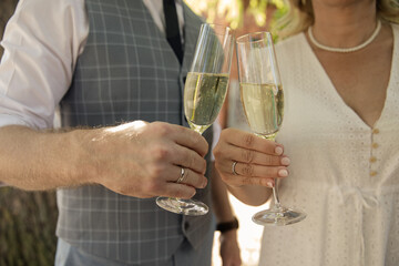 Braut und Bräutigam beim Sektempfang mit Eheringen