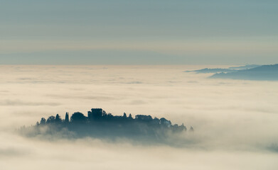 Castello fra nebbia e cielo