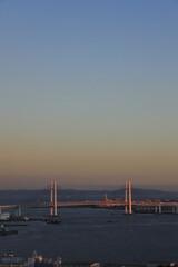 Fototapeta na wymiar 新子安から見た横浜ベイブリッジ (夕景)