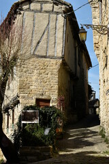 Vue sur des maisons typiques du village de Penne, dans le Tarn
