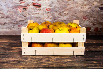 Äpfel in Obststeigen