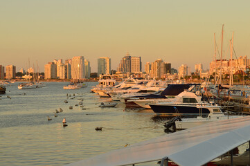 Atardecer sobre el puerto marítimo con vista de la ciudad en el fondo