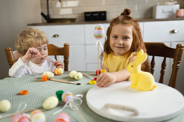 Obraz na płótnie Canvas Little boy and girl preparing Easter decorations