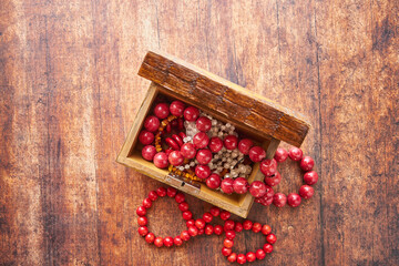 Fototapeta na wymiar czerwone korale perły i bursztyn w drewnianej skrzyni ,biżuteria 