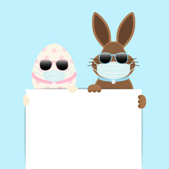 Obraz premium Osterei & Osterhase Maske Sonnenbrille Halten Kleines Schild Himmel