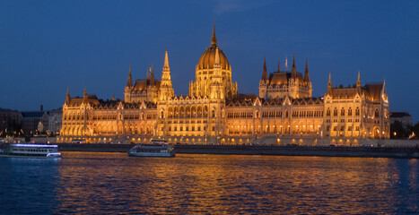 Fototapeta premium Budapest city at night, view of the Parliament