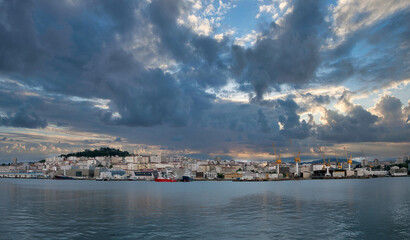 Skyline de la ciudad de Vigo y su puerto con cielo de nubes al atardecer