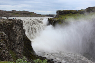 Fototapeta premium Island - Dettifoss-Wasserfall und Jökulsárgljúfur-Schlucht / Iceand - Dettifoss Waterfall and Jökulsárgljúfur Gorge /