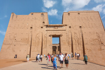 Tempel von Edfu, Horus Tempel, Pylon, Edfu, Ägypten - obrazy, fototapety, plakaty