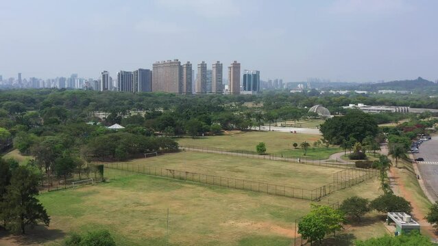 Vista a&eacute;rea de parque com grande &aacute;rea verde em S&atilde;o Paulo, no bairro de Pinheiros. 