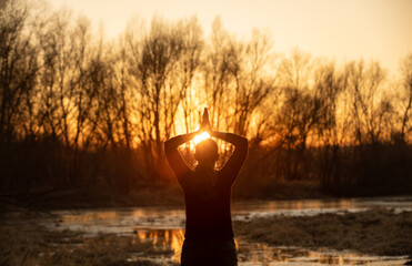 Fototapeta Kobieta medytująca o zachodzie słońca, Kobieta ćwiczy jogę obraz