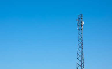 Wieża telekomunikacyjna na tle niebieskiego nieba