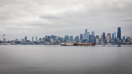 Naklejka premium Seattle skyline from Alki Beach Pier