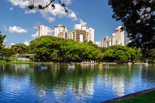 Vista de um lago em um parque p&uacute;blico da cidade de Goi&acirc;nia. Lago das Rosas. Onde as fam&iacute;lias v&atilde;o descansar e fazer piquenique.
