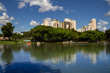 Vista de um lago em um parque público da cidade de Goiânia. Lago das Rosas. Onde as famílias...