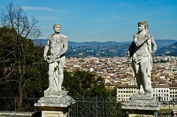 Firenze tra due statue di Villa Bardini .Collina Belvedere,
