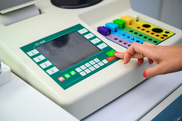 Device for measuring the coagulation properties of blood