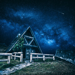 Kleine Hütte in der Nacht