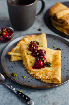 creaps with cherry confiture and pistachios