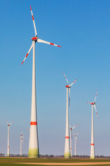 Die wuchtigen T&uuml;rme von vielen Windr&auml;dern verschandeln das Landschaftsbild in Deutschland
