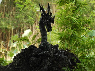 Statue fontaine de dragon a Tokyo