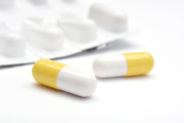 Medikamente und Arzneimittel isoliert auf weißem Hintergrund