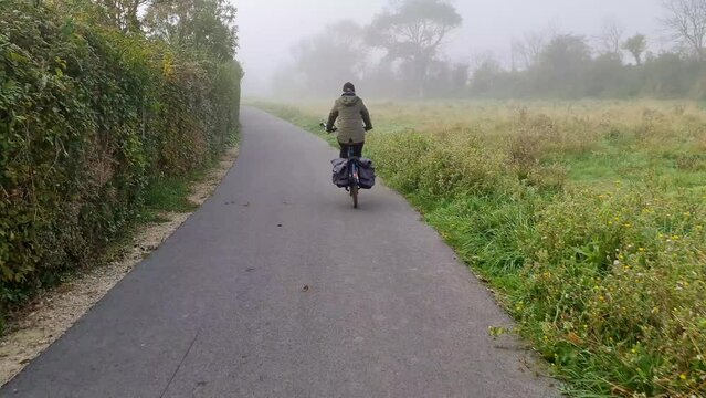 Une femme faisant du v&eacute;lo en campagne