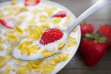 Desayuno de cereal con leche y fresas 