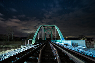 Eisenbahnbrücke bei Nacht