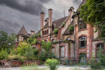 The old sanatorium Beelitz-Heilstätten - obrazy, fototapety, plakaty