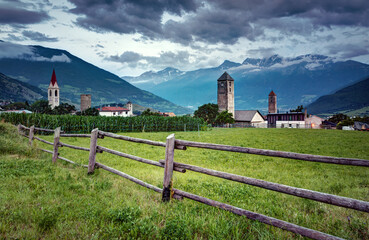 Schluderns Sluderno Południowy Tyrol - Włochy, włoska wieś, pole góry średniowieczne wieże miasto - obrazy, fototapety, plakaty