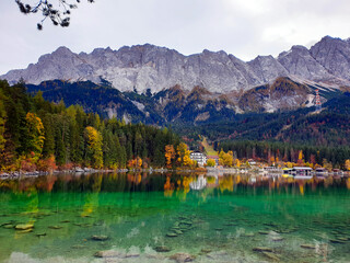 Herbst im Wald, Berge und See. Spektakuläre Aussicht voller Farben, smaragdgrünes Kristall klaren...