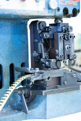 コンタクトを圧着する機械