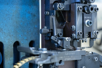 コンタクトを圧着する機械