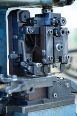 コンタクトを圧着する機械