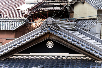 丸に五三の桐の家紋がついた日本の家屋