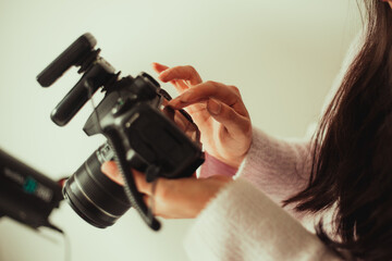 Manos revisando fotografía de una cámara fotográfica 