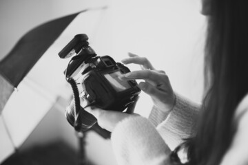 Manos revisando fotografía de una cámara fotográfica 