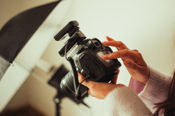 Manos revisando fotografía de una cámara fotográfica 